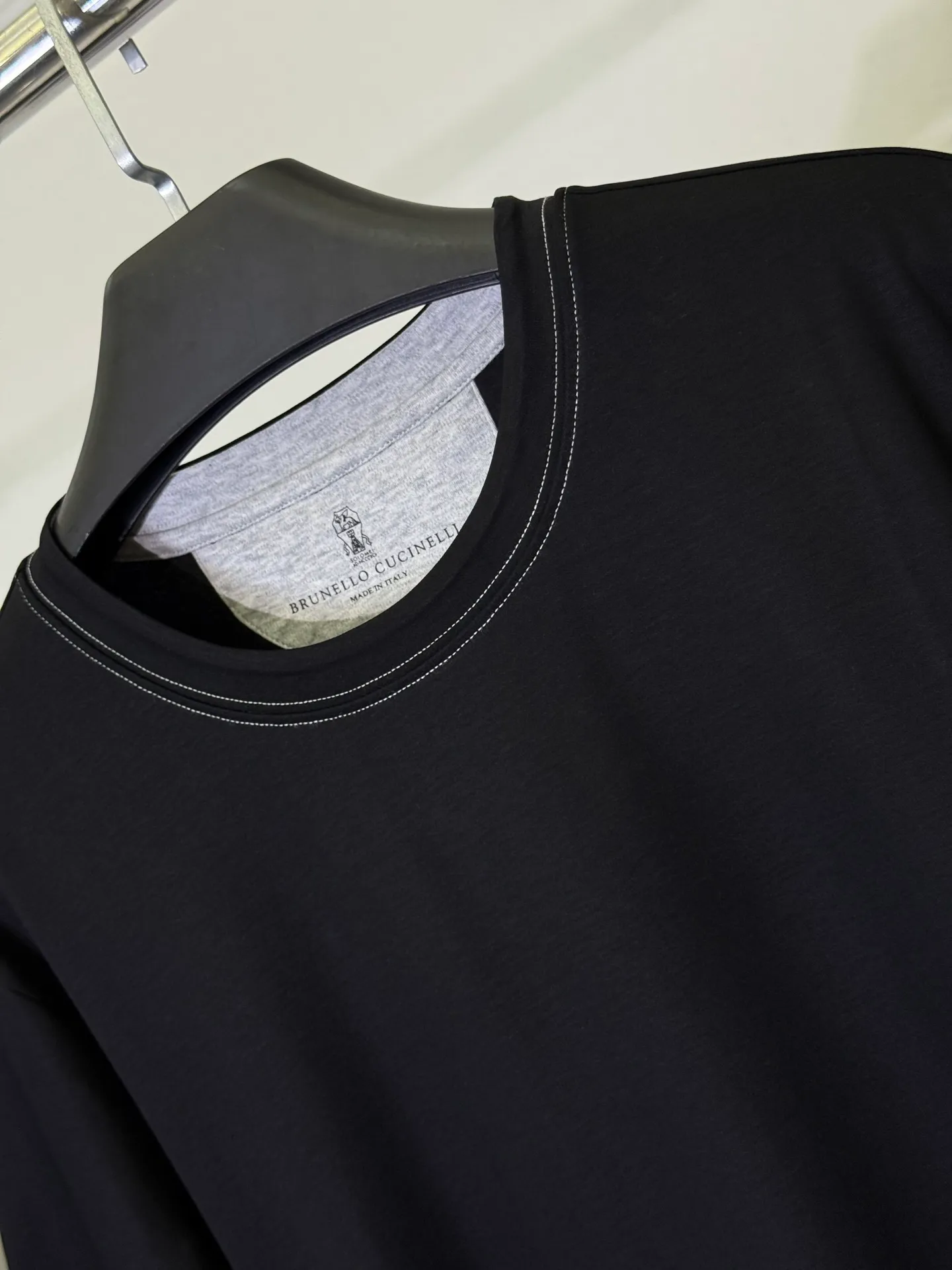 💋 Brunello Cucinelli Black Contrast Line T-shirt Wear Italian luxury and relaxed aesthetics into this neat black T-shirt. The iconic contrasting topstitching outlines the details, paired with the brand's iconic high-count fabric, and is low-key yet rich in texture on a calm black base. It is a taste that knowledgeable people can get at a glance. The brand's high-count blended fabric is selected, which is as soft as clouds, draped and stylish, and the upper body has an "expensive sense of relaxation". The neat and slightly loose version is suitable for daily outings and light business commuting. A black T-shirt can ensure your composure and dignity in all occasions. M-3XL